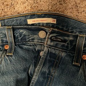 Gently worn Levi’s Ribcage Straight Ankle Medium Blue jeans. Cute & comfy.